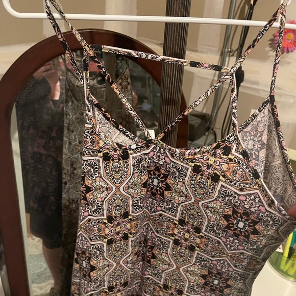 Cute cami with criss cross straps - Picture 2 of 3